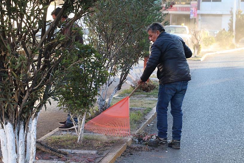 EN FRESNILLO, FUNCIONARIOS SE PONEN A BARRER LAS CALLES 