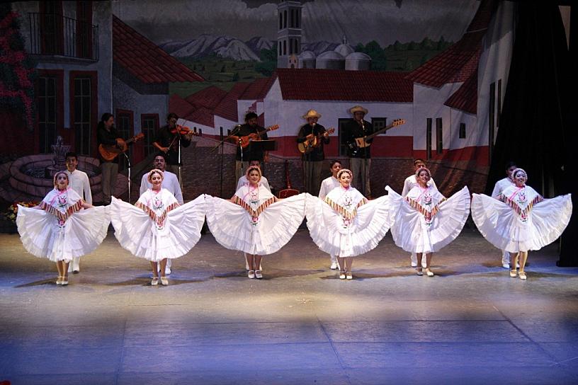 ENGALANA EL TEATRO HINOJOSA COMPAÑÍA DE DANZA FOLCLÓRICA VERACRUZANA