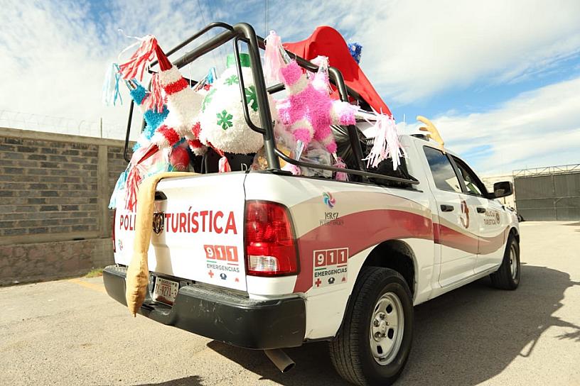 EN JEREZ, POLICÍAS REGALAN JUGUETES A NIÑOS 