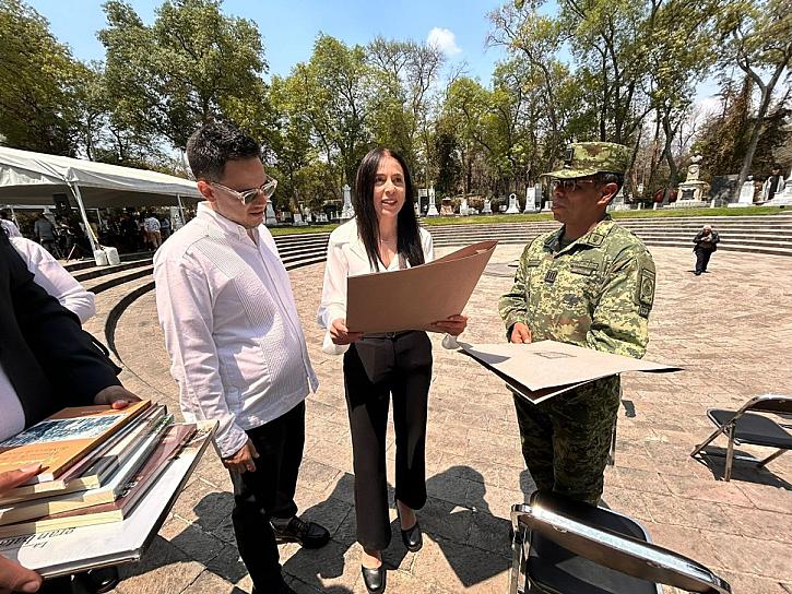 CON OFRENDA FLORAR RECUERDAN OBRA DE RAMÓN LÓPEZ VELARDE EN LA CAPITAL DEL PAÍS