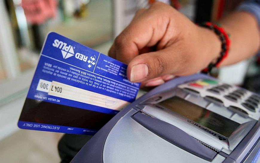 EN MÉXICO SE ENFRENTA LA INFLACIÓN A TARJETAZOS