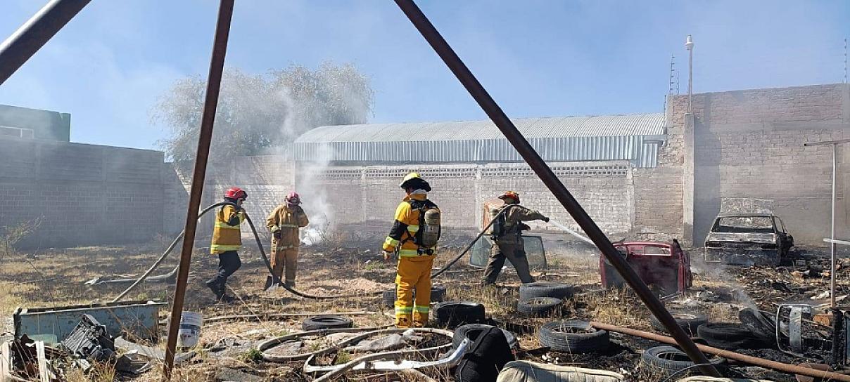 En pérdida total, dos vehículos tras incendio en taller en Fresnillo