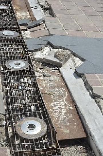 EN PÉSIMAS CONDICIONES, PISO DE LA PLAZA BICENTENARIO 
