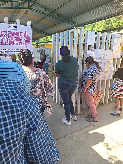 EN SAIN ALTO, ELECTORES PARTICIPAN DE FORMA ORGANIZADA Y ORDENADA 