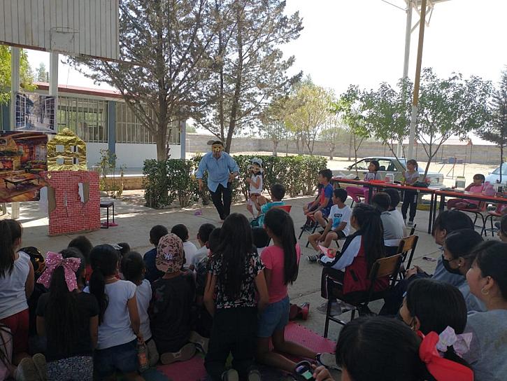 ENSEÑAN CUENTOS Y CANCIONES CON VALORES A NIÑOS DE OJUELOS