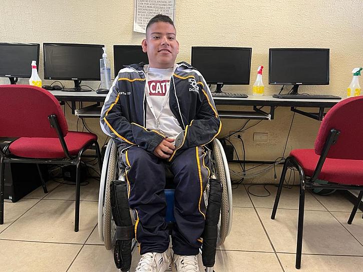 EN SU SILLA DE RUEDAS, PEPITO CURSA LA PREPARATORIA Y SUEÑA CON SER ABOGADO