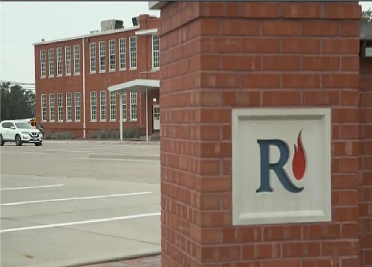  EN TEXAS, DETIENEN A ESTUDIANTE CON DOS ARMAS AFUERA DE ESCUELA