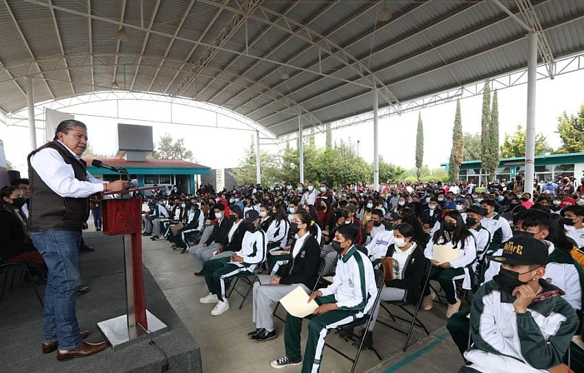 ENTREGAN AUTORIDADES ESTATALES  Y FEDERALES BECAS A ESTUDIANTES DE NIVEL MEDIO SUPERIOR