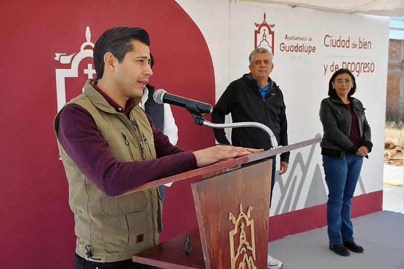 ENTREGA ALCALDE BANQUETAS Y GUARNICIONES EN FRACCIONAMIENTO CULTURAS 