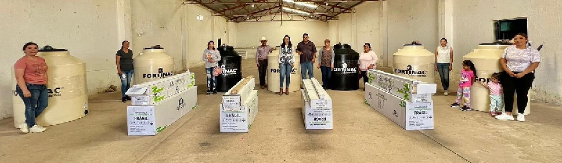 ENTREGA BENNELLY HERNÁNDEZ CALENTADORES SOLARES Y TINACOS EN SOMBRERETE 
