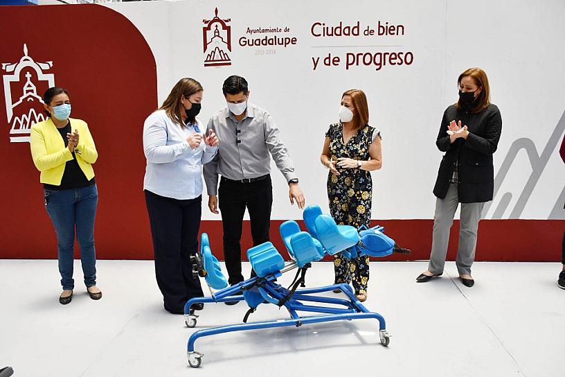 ENTREGA CHÁVEZ PADILLA APARATOS FUNCIONALES E INSUMOS A APAC