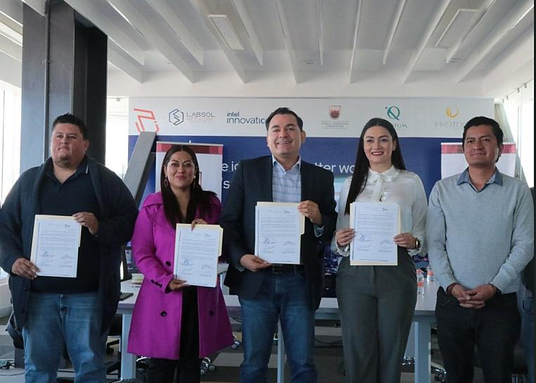 Entrega Cozcyt sistema para eficientar el seguimiento a obras de infraestructura 
