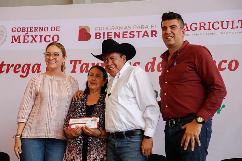 ENTREGA DAVID MONREAL APOYOS A 2 MIL CAMPESINOS GUADALUPENSES 