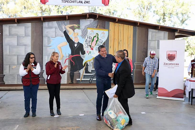 ENTREGA DAVID MONREAL APOYOS A ALUMNOS DE TEPECHITLÁN