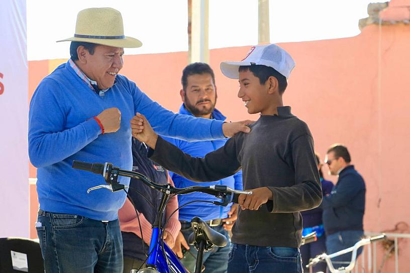ENTREGA DAVID MONREAL APOYOS ALIMENTARIOS EN FRESNILLO Y CAÑITAS 