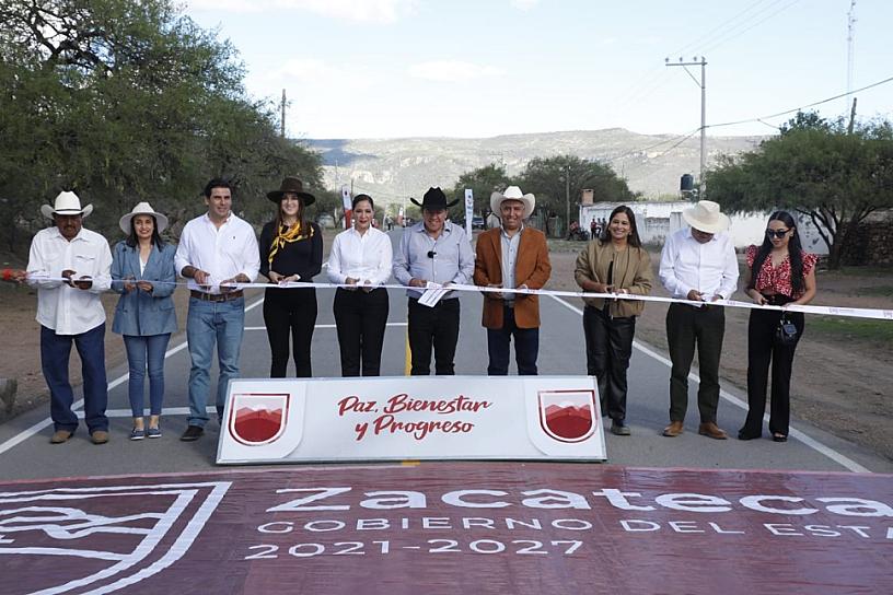 ENTREGA DAVID MONREAL NUEVAS CALLES A POBLADORES DE LA QUEMADA 