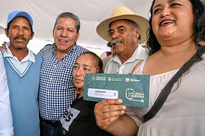 ENTREGA DAVID MONREAL TARJETAS DE LA CLÍNICA ES NUESTRA EN EL SURESTE