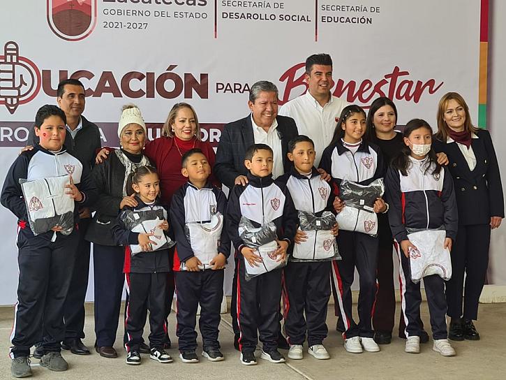 ENTREGA DAVID MONREAL UNIFORMES A ESTUDIANTES CAPITALINOS 
