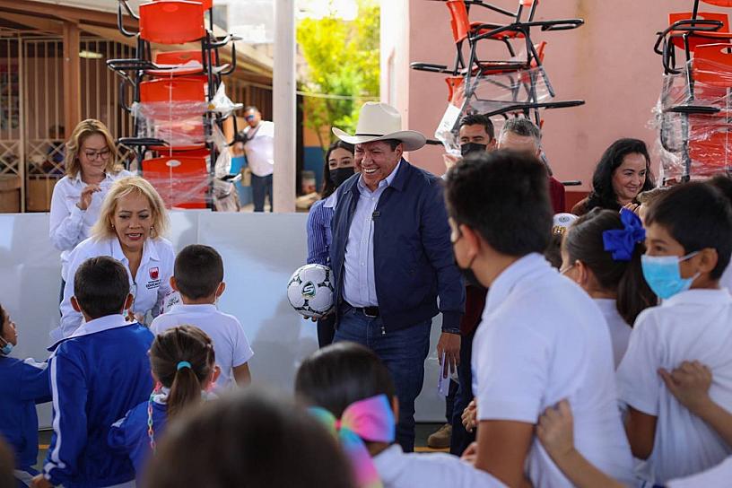 ENTREGA DAVID MONREAL UNIFORMES Y MATERIAL A NIÑOS DE NOCHISTLÁN