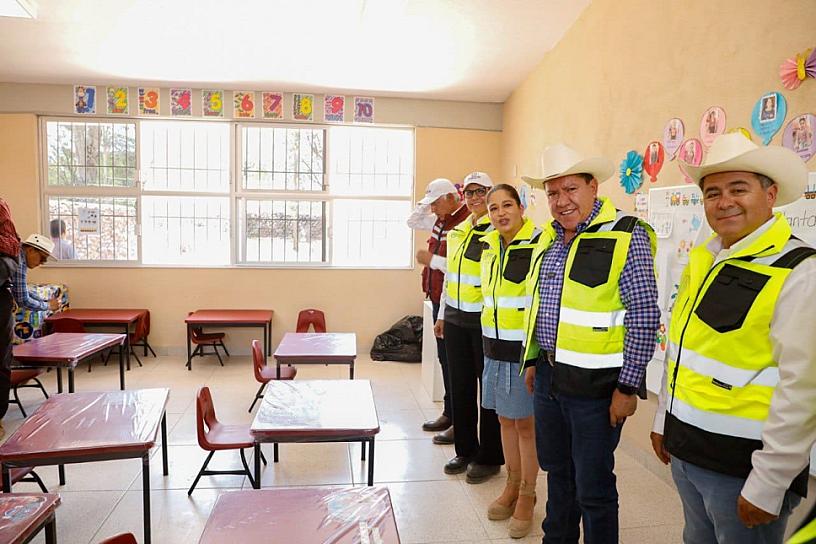 ENTREGA DAVID MONREAL ÁVILA AULA A ESTUDIANTES DE LA TROJE, TEPETONGO