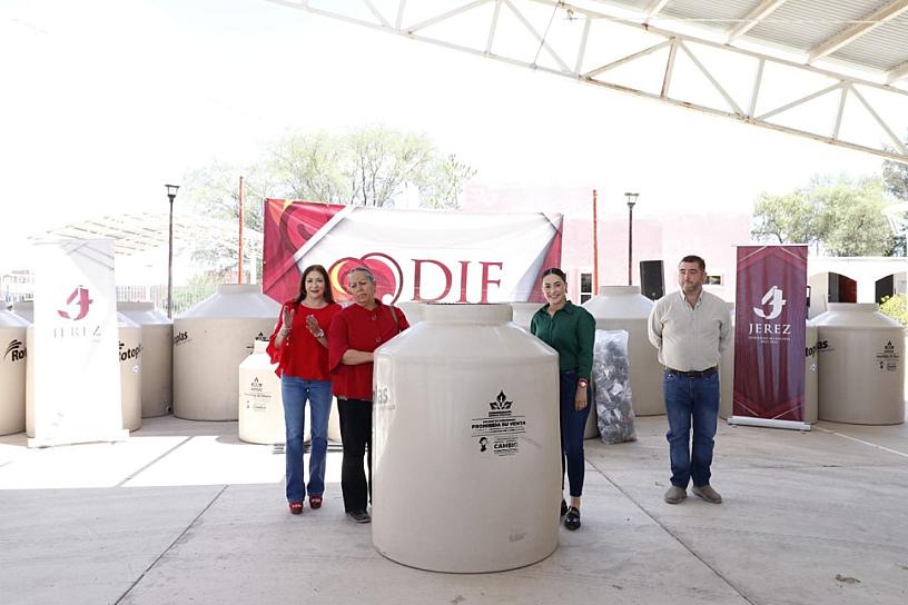ENTREGA DIF DE JEREZ TINACOS A 31 FAMILIAS 