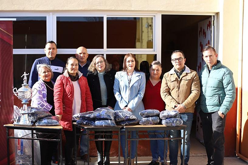 ENTREGA DIF DE JEREZ UNIFORMES EN TELESECUNDARIA 