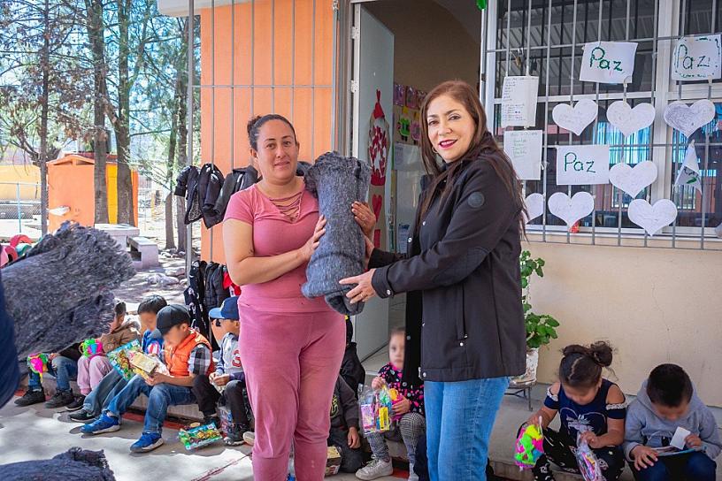 ENTREGA DIF JEREZ APOYOS INVERNALES EN JARDÍN DE NIÑOS 
