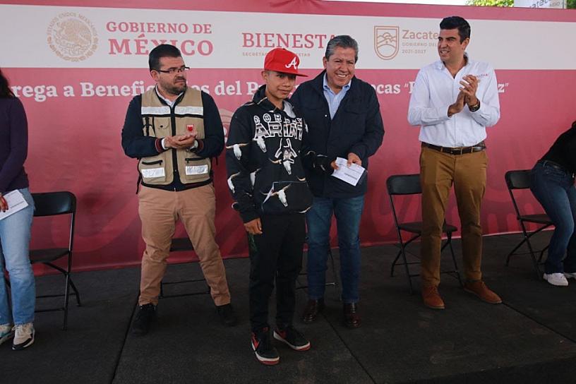 ENTREGA DMA BECAS, UNIFORMES Y ÚTILES ESCOLARES EN VILLA GARCÍA