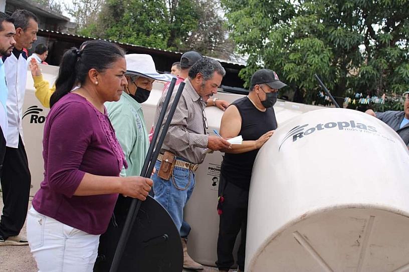 ENTREGA FEMAT 22 TINACOS EN VILLA HIDALGO