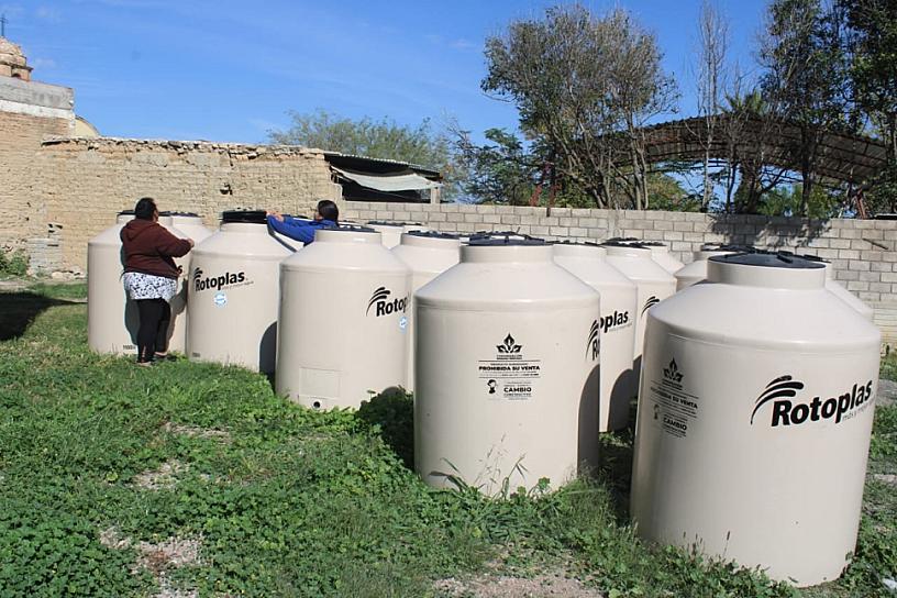 ENTREGA FEMAT Y CMT, 28 TINACOS MÁS EN LA COMUNIDAD DE TETILLAS