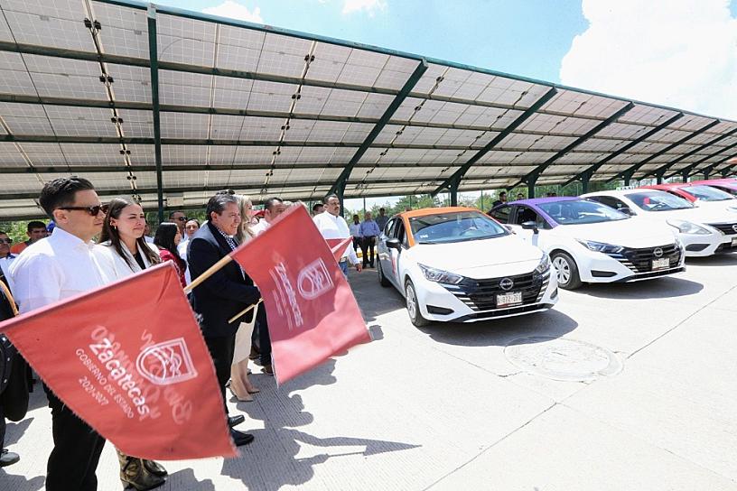 ENTREGA GOBERNADOR 67 CONCESIONES DE TAXIS Y DA BANDERAZO A 100 UNIDADES NUEVAS