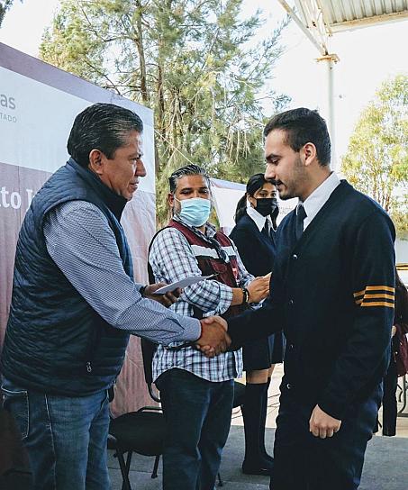 ENTREGA GOBERNADOR APOYOS ESCOLARES EN PÁNFILO NATERA 