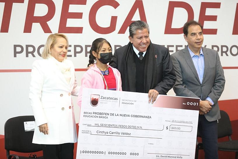 ENTREGA GOBERNADOR BECAS A ALUMNOS DE EXCELENCIA 