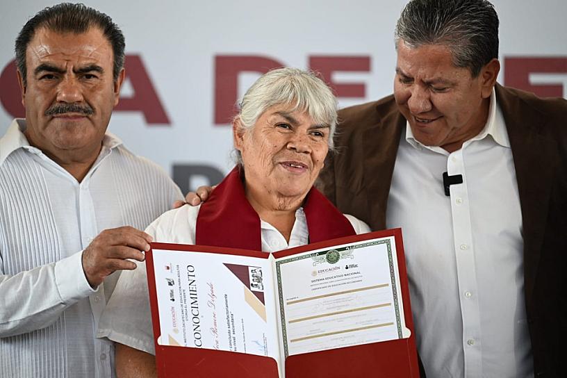 Entrega gobernador certificados a 120 personas adultas que concluyeron su educación básica
