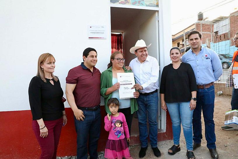 ENTREGA GOBERNADOR ESCRITURAS A 100 FAMILIAS CAPITALINAS