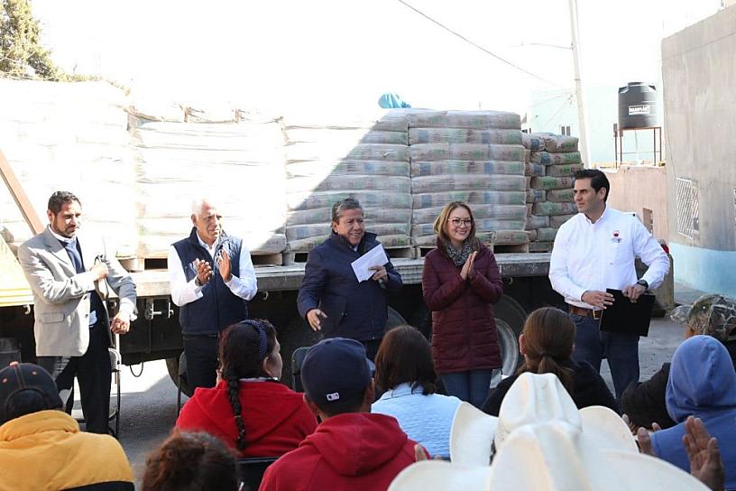 Entrega gobernador material para mejoramiento de vivienda