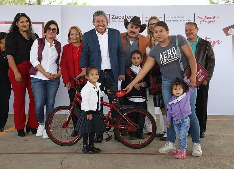 ENTREGA GOBERNADOR MOCHILAS Y LONCHERAS EN NOCHISTLÁN 