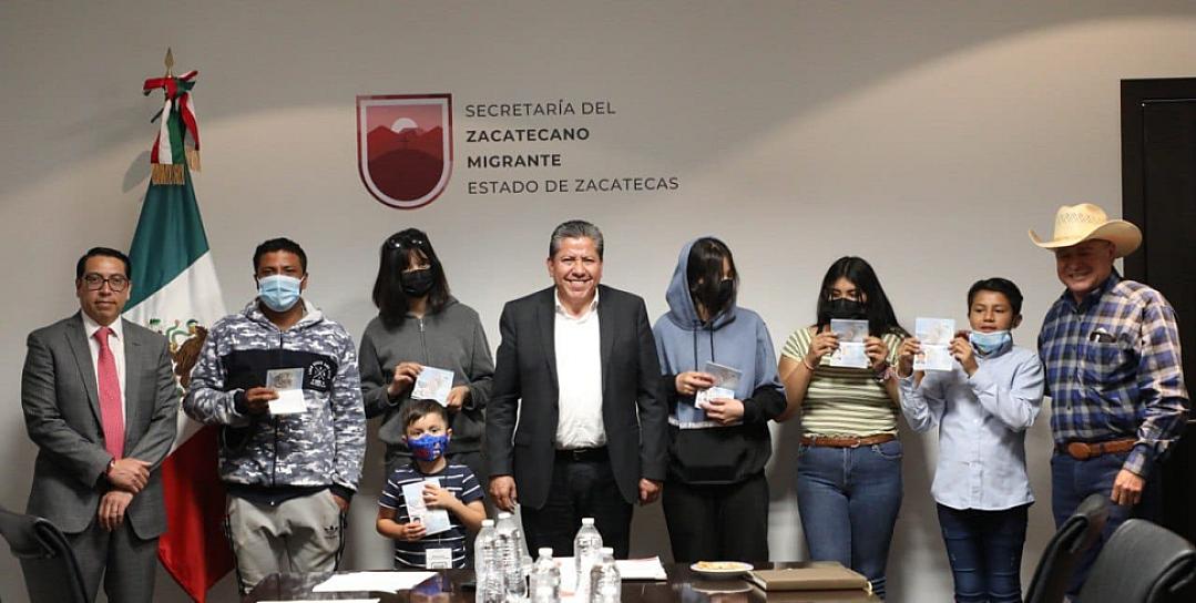 ENTREGA GOBERNADOR PASAPORTES AMERICANOS 