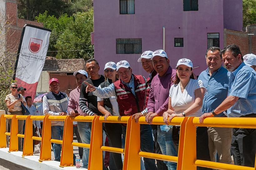 ENTREGA GOBERNADOR PUENTE Y COLECTOR DE AGUA DAÑADOS DURANTE CONTINGENCIA EN GENARO CODINA