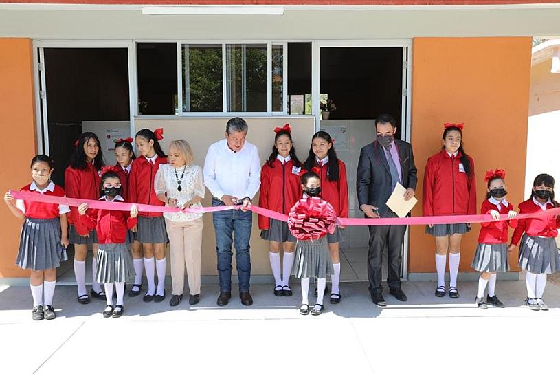 ENTREGA GOBERNADOR UNIFORMES PARA ALUMNOS DE PRIMARIA EN TABASCO