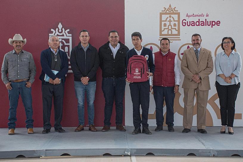 ENTREGA GOBIERNO DE GUADALUPE MOCHILAS A ESTUDIANTES DE ZÓQUITE 
