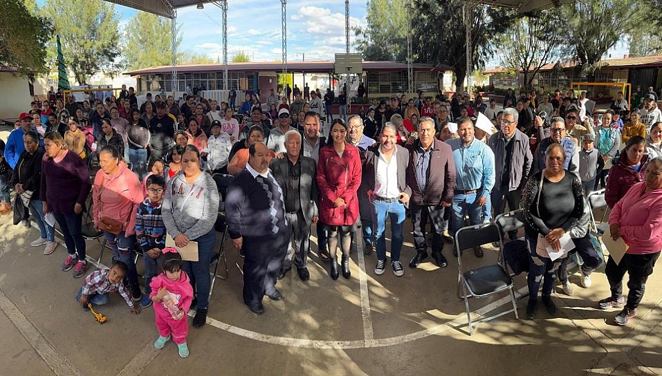 Entrega Gobierno del Estado becas a alumnos de primaria en Fresnillo 