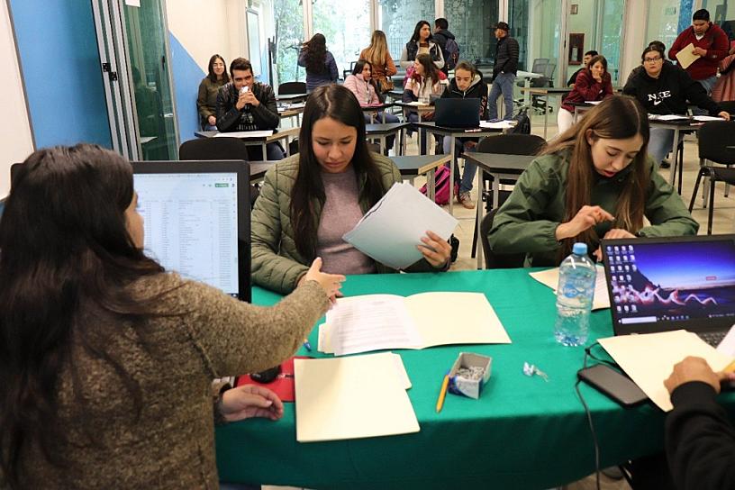 ENTREGA GODEZAC 5.3 MILLONES DE PESOS EN 849 BECAS COZCYT
