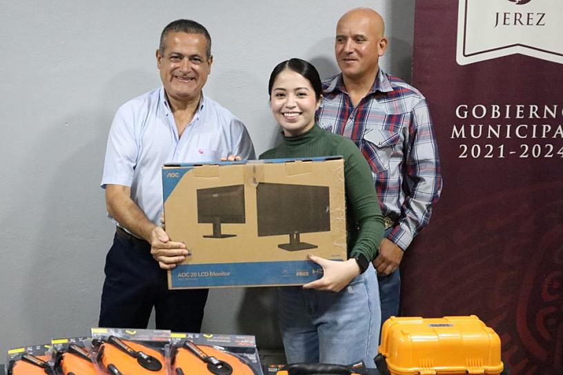 ENTREGA HUMBERTO CONTRERAS EQUIPO DE CÓMPUTO A OBRAS PÚBLICAS