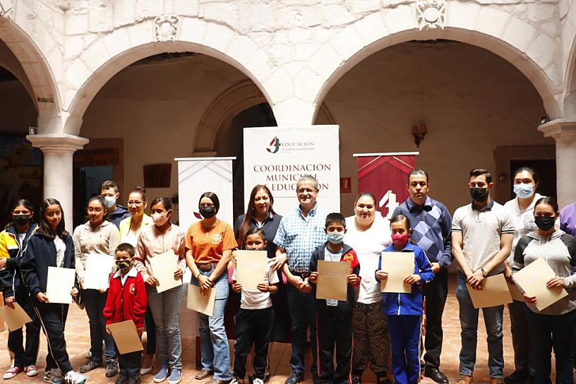 ENTREGA HUMBERTO SALAZAR 225 BECAS MUNICIPALES