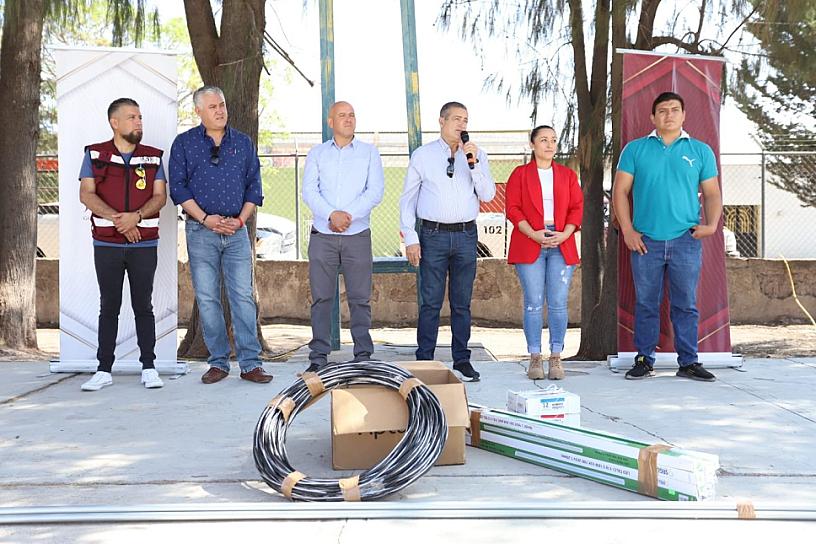 ENTREGA HUMBERTO SALAZAR MATERIAL A PRIMARIA EN LOS MOTA, JEREZ