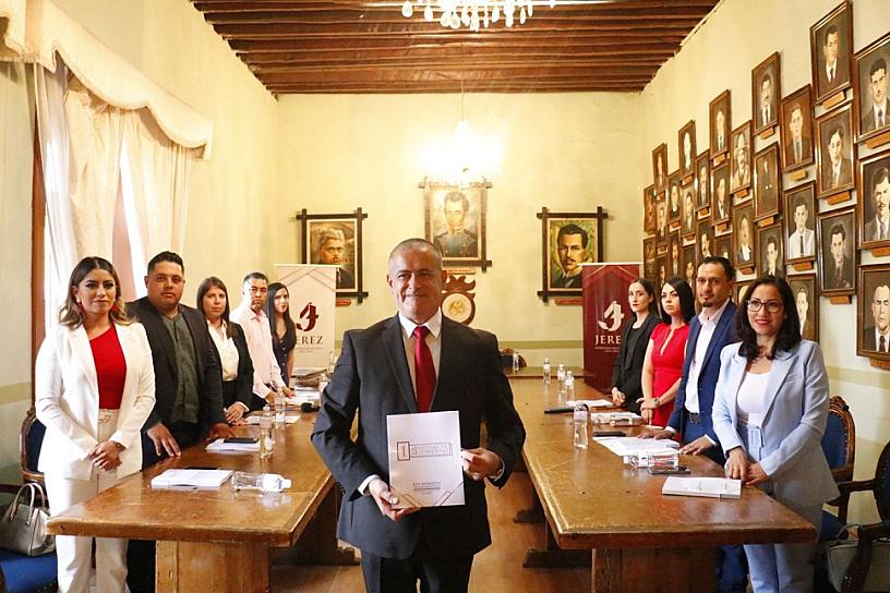 ENTREGA HUMBERTO SALAZAR SU PRIMER INFORME AL CABILDO 