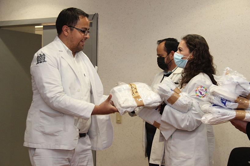 ENTREGA ISSSTE UNIFORMES A MÉDICOS RESIDENTES E INTERNOS