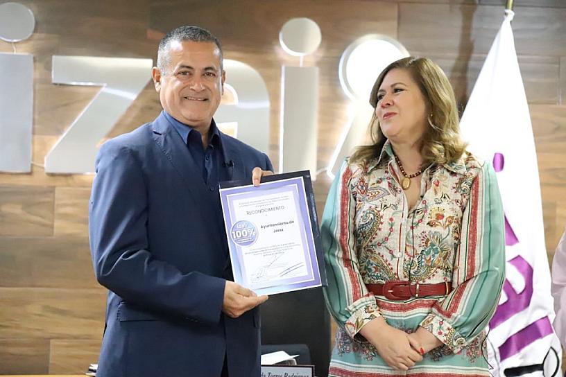 ENTREGA IZAI RECONOCIMIENTO AL ALCALDE DE JEREZ