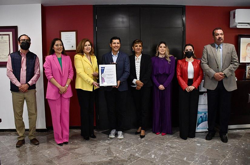 ENTREGA IZAI RECONOCIMIENTO AL AYUNTAMIENTO DE GUADALUPE POR CUMPLIR CON TRANSPARENCIA